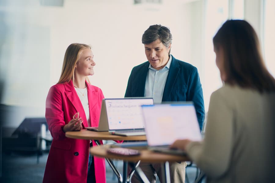Stephanie zeigt Hans ihre Idee